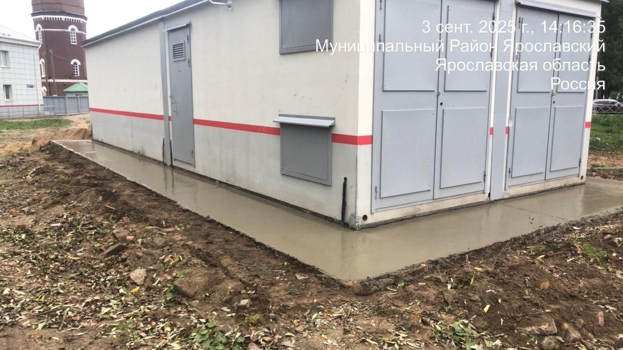Свежезалитая бетонная отмостка у входа в подстанцию