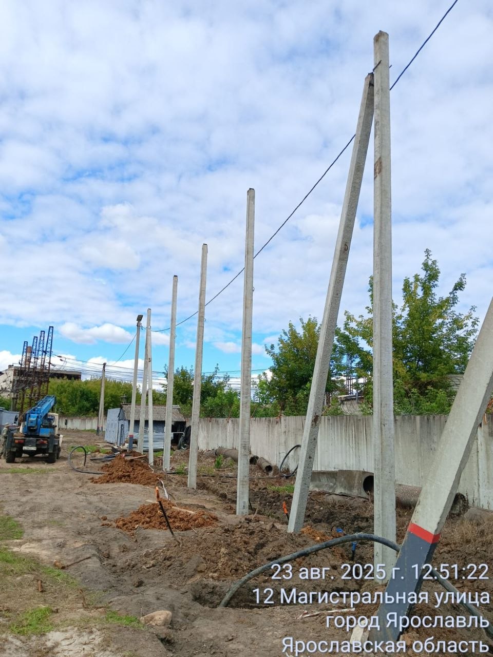Установка железобетонных опор линии электропередачи