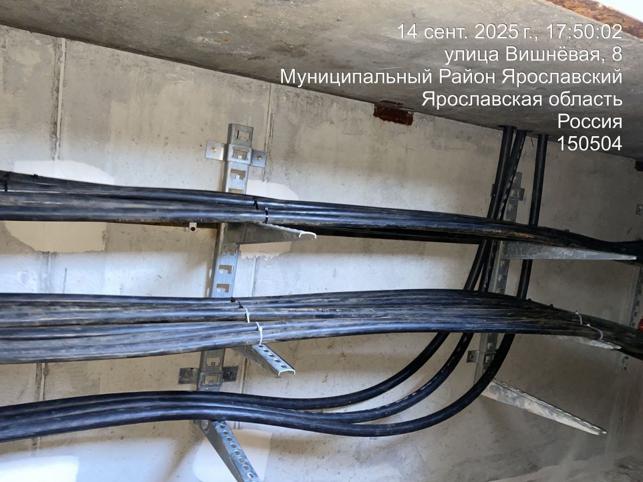 Прокладка силовых кабелей на металлическом кабельросте под потолком