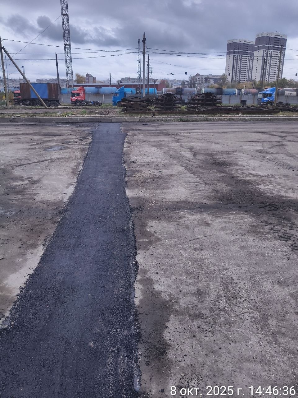 Асфальтированная траншея на промышленной территории