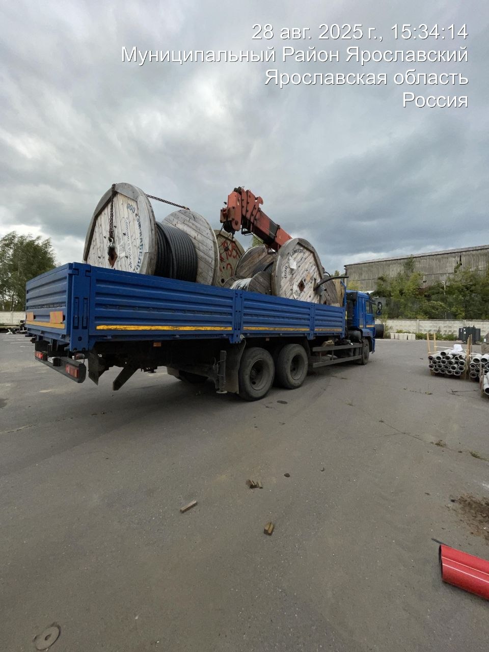 Грузовой автомобиль с кабельными барабанами на строительной площадке